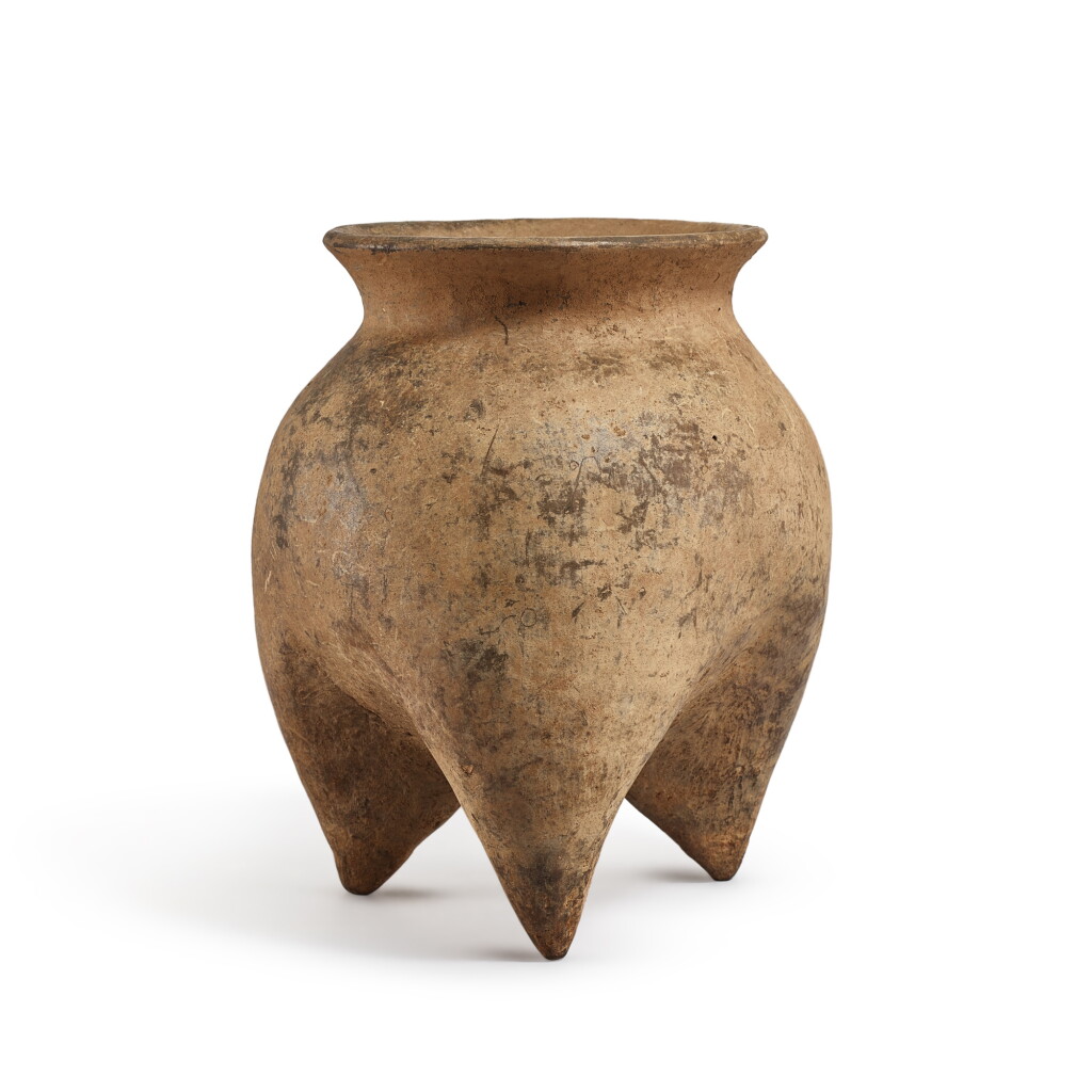 View full screen - View 1 of Lot 835. A grey pottery tripod vessel, Xiajiandian lower culture, c. 2300-1600 B.C. 夏家店下層文化 灰陶鬲.