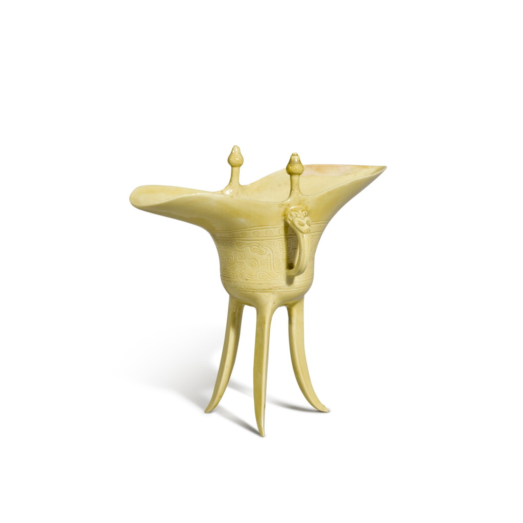 全萤幕检视 - 查看12A yellow-glazed archaistic ritual wine vessel, Jue Qing dynasty, 18th century | 清十八世紀 黃釉仿古饕餮紋爵的1