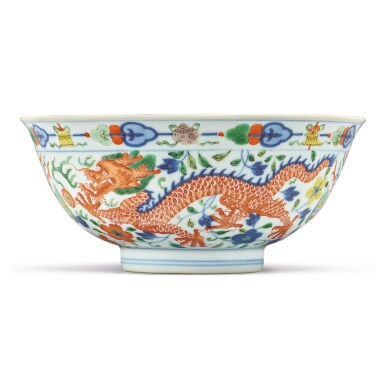 View full screen - View 1 of Lot 174. A wucai 'dragon and phoenix' bowl, Qianlong seal mark and period | 清乾隆 五彩龍鳳呈祥紋盌 《大清乾隆年製》款.