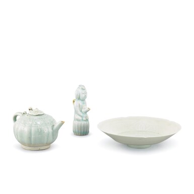 View full screen - View 1 of Lot 1072. A QINGBAI INCISED LOBED BOWL, A QINGBAI BOY-FORM EWER AND A QINBGBAI EWER SONG – YUAN DYNASTY | 宋至元 青白葵口盤 及 青白童子水滴 及 青白茶壺.