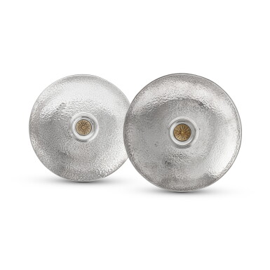 View full screen - View 1 of Lot 58. Pair of Greek circular hammered silver and gilt metal dishes, in the style of Lalaounis, Greece, modern | Paire de plats ronds en argent martelé et métal doré dans le style de Lalaounis, Grèce, moderne.