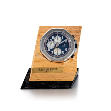 View full screen - View 1 of Lot 8112. Royal Oak Offshore, A stainless steel alarm desk clock with wooden stand, Circa 2017 | 愛彼 皇家橡樹離岸型系列 精鋼鬧鐘,備木製展示座,約2017年製.