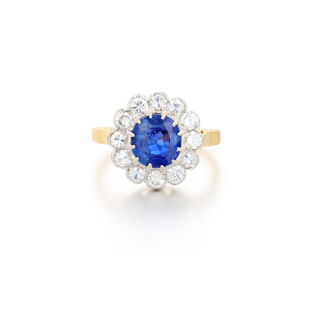 View full screen - View 1 of Lot 257. Bague saphir et diamants | Sapphire and diamond ring.