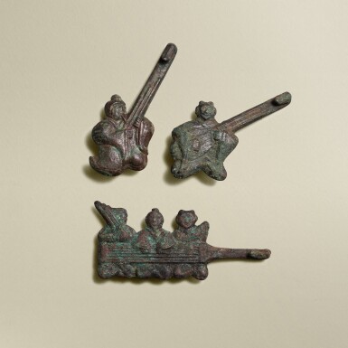 View full screen - View 1 of Lot 5730. Three archaic bronze 'musicians' belt hooks, Eastern Zhou dynasty, Warring States period | 東周戰國 青銅樂師帶鉤三件.