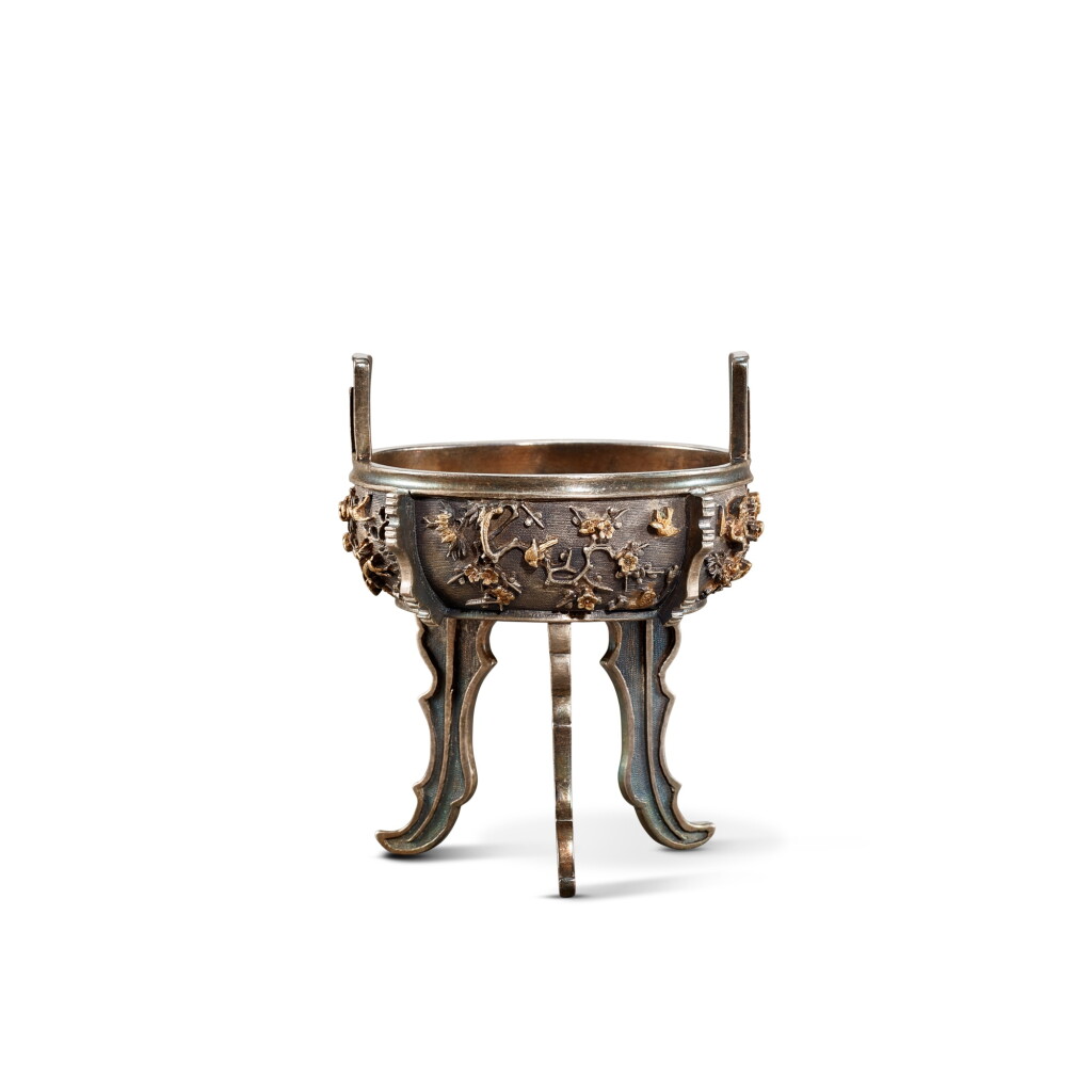 View full screen - View 1 of Lot 626. A miniature parcel-gilt silver incense burner, Late Qing dynasty | 清末 局部鎏金銀袖珍扁足鼎.