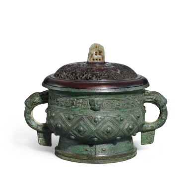 View full screen - View 1 of Lot 711. A bronze 'mask' ritual food vessel, gui, Late Shang - early Western Zhou dynasty | 商晚期至西周早期 青銅幾何乳丁獸面紋簋.