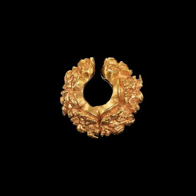 View full screen - View 1 of Lot 1079. An ornate solid gold earring Java, Indonesia, 7th - 12th century | 印尼爪哇 七至十二世紀 金耳飾.