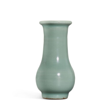 View full screen - View 1 of Lot 422. A Longquan celadon vase, Southern Song dynasty 南宋 龍泉窰青釉長頸瓶.