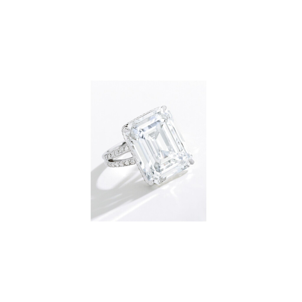 View full screen - View 1 of Lot 1701. A FINE DIAMOND RING 10.10卡拉 方形 足色全美 鑽石 配 鑽石 戒指.