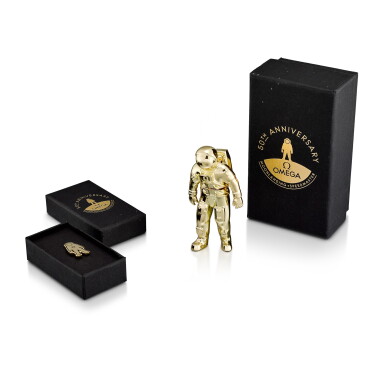 View full screen - View 1 of Lot 8068. Omega moon landing 50th apollo astronaut gold figure USB and pin of speedmaster watch, Circa 2019 | 歐米茄 太陽神登月 50 週年金色塑像 USB 及超霸系列徽章,約2019年製.