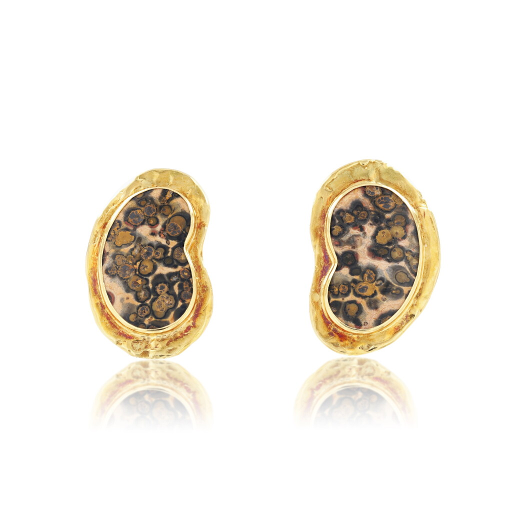 View full screen - View 1 of Lot 298. Pair of hardstone ear clips | Paire de clips d'oreille pierres dures.
