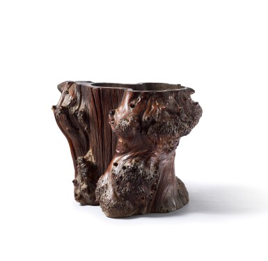 View full screen - View 1 of Lot 74. A LARGE ROOTWOOD SCROLLPOT, LATE MING/EARLY QING DYNASTY | 明末/清 樹根隨形畫斗.