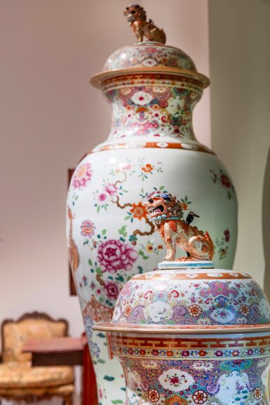 View full screen - View 1 of Lot 40. A Large and Rare Pair of Chinese Export Famille-Rose 'Phoenix and Flowers' 'Soldier' Vases and Covers, Qing Dynasty, Qianlong Period | 清乾隆 粉彩鳳凰花卉庭院圖大蓋瓶一對.