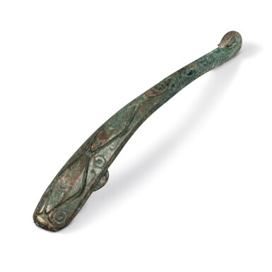View full screen - View 1 of Lot 881. A bronze belt hook, Eastern Zhou dynasty, Warring States period | 東周 戰國 銅幾何紋帶鉤.