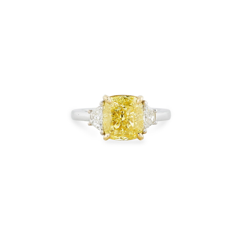 View full screen - View 1 of Lot 79. BAGUE DIAMANTS FANCY VIVID YELLOW ET DIAMANTS | FANCY VIVID YELLOW DIAMOND AND DIAMOND RING .