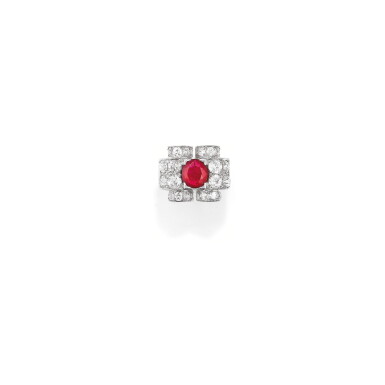 View full screen - View 1 of Lot 221. BAGUE RUBIS ET DIAMANTS, VERS 1940 | RUBY AND DIAMOND RING, 1940S.