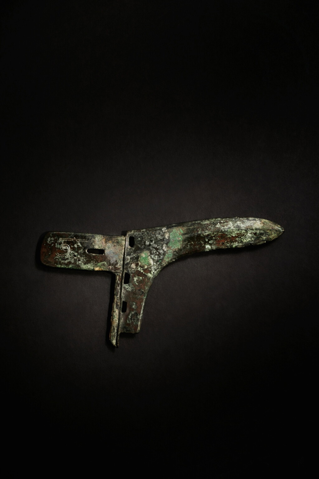 View full screen - View 1 of Lot 280. An archaic bronze halberd blade (Ge), Eastern Zhou dynasty | 東周 青銅戈.