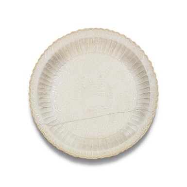 View full screen - View 1 of Lot 13. Coupelle chantournée Ding Dynastie des Song du Nord - dynastie Jin | 北宋至金 定窰白釉印花鹿紋折沿盤 | A moulded 'Ding' dish, Northern Song Dynasty - Jin Dynasty.