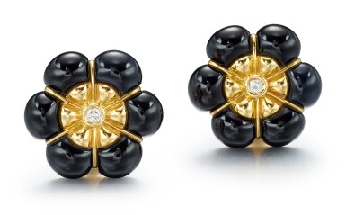 View full screen - View 1 of Lot 9176. PAIR OF ONYX AND DIAMOND EAR CLIPS, VAN CLEEF & ARPELS | 縞瑪瑙 配 鑽石 耳環一對, 梵克雅寶(Van Cleef & Arpels).