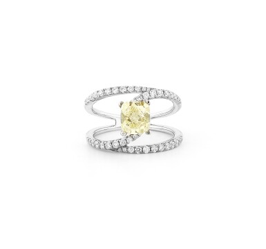 View full screen - View 1 of Lot 162. Bague diamant Fancy Light Yellow | Fancy Light Yellow diamond ring.