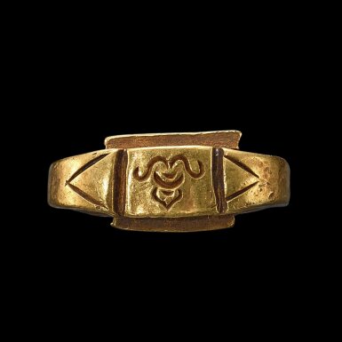 View full screen - View 1 of Lot 1070. A solid gold ring with an incised bezel of a 'Sri' symbol Dieng Plateau, Central Java, Indonesia, 9th - 12th century | 九至十二世紀 狄昂高原 印尼中爪哇 「Sri」紋金戒指.