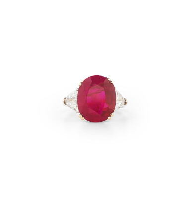 View full screen - View 1 of Lot 146. BAGUE RUBIS ET DIAMANTS | RUBY AND DIAMOND RING.