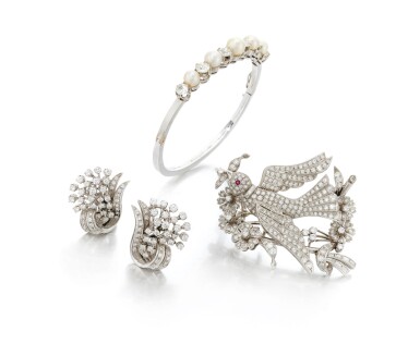 View full screen - View 1 of Lot 50. Pearl and diamond bracelet, ruby and diamond brooch and pair of earclips (Bracciale con perle e diamanti, spilla e paio di orecchini in diamanti e rubini).