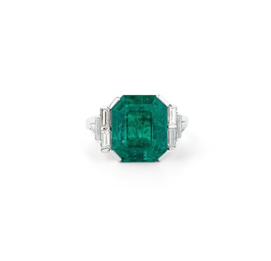 View full screen - View 1 of Lot 189. Bague émeraude et diamants | Emerald and diamond ring.