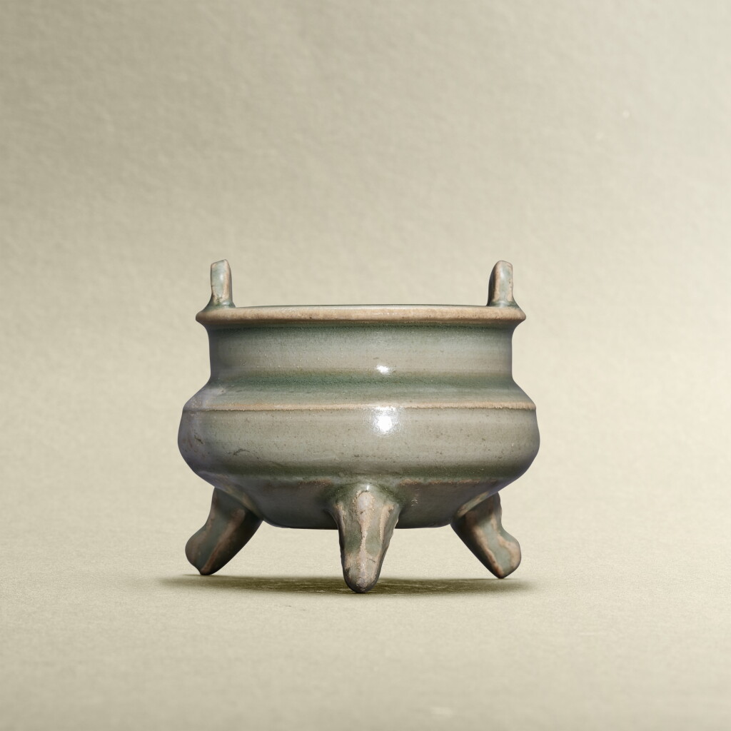 View full screen - View 1 of Lot 5774. A celadon-glazed handled tripod incense burner, Southern Song dynasty | 南宋 青釉鼎式爐.