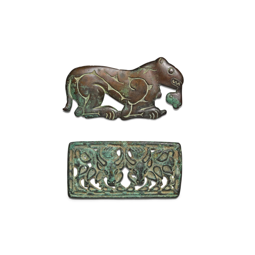 View full screen - View 1 of Lot 5. Two Ordos bronze plaques ca. 2nd century BC | 約公元前二世紀 鄂爾多斯銅飾一組兩件.