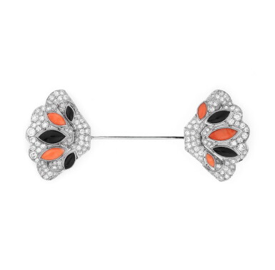 View full screen - View 1 of Lot 17. EPINGLE À CRAVATE CORAIL, ONYX ET DIAMANTS | CORAL, ONYX AND DIAMOND JABOT PIN.