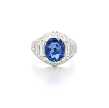 View full screen - View 1 of Lot 109. Bague saphir et diamants | Sapphire and diamond ring.