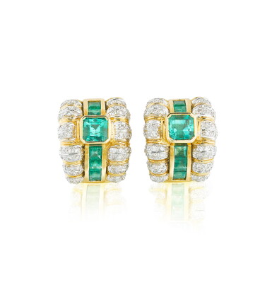 View full screen - View 1 of Lot 142. Paire de boucles d'oreille émeraudes et diamants | Pair of emerald and diamond earrings.