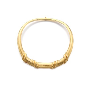 View full screen - View 1 of Lot 986. Gold necklace.