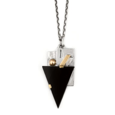 View full screen - View 1 of Lot 188. PENDENTIF ONYX, OR ET ARGENT ET CHAINE ARGENT, JEAN DESPRÉS, VERS 1970 | ONYX, GOLD AND SILVER PENDANT AND A SILVER CHAIN, JEAN DESPRÉS, 1970S.