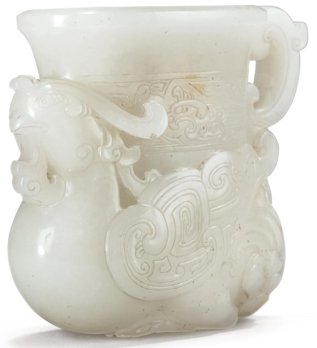 View full screen - View 1 of Lot 58. RARE ET IMPORTANTE COUPE EN JADE BLANC ET ROUILLE DYNASTIE QING, ÉPOQUE QIANLONG | 清乾隆 青白玉夔鳳紋觥 | A very rare small white and russet jade vessel in the form of a phoenix, Qing Dynasty, Qianlong period.