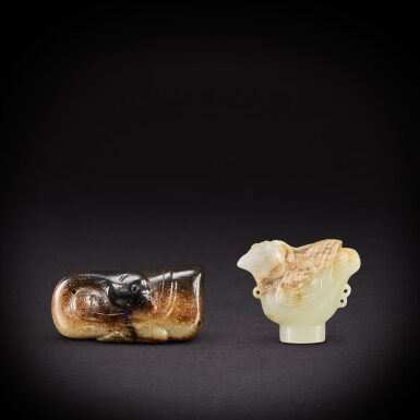 View full screen - View 1 of Lot 6950. A white jade 'bird' finial and a celadon and grey jade recumbent goose, Yuan - Ming dynasty | 元至明 白玉瑞鳥杖首及灰青玉臥鵝.