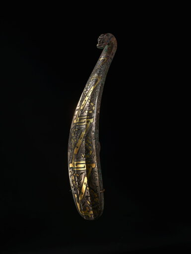 View full screen - View 1 of Lot 27. A large silver and gold-inlaid bronze garment hook (Daigou), Eastern Zhou dynasty, late Warring States period | 東周 戰國末 銅錯金銀鳳紋帶鉤.