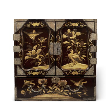 View full screen - View 1 of Lot 687. A gilt-lacquer cabinet, Japan, 19th century | 日本 十九世紀 花鳥紋蒔絵鋏箱.