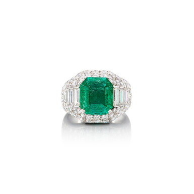 View full screen - View 1 of Lot 336. Bulgari | Emerald and Diamond Ring | 寶格麗 | 3.98克拉「哥倫比亞」祖母綠 配 鑽石 戒指.