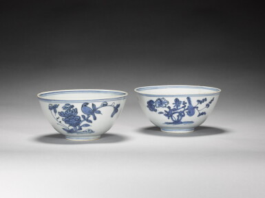 View full screen - View 1 of Lot 30. A pair of blue and white 'lotus' bowls Ming dynasty, 16th century | 明十六世紀 青花蓮紋盌一對.