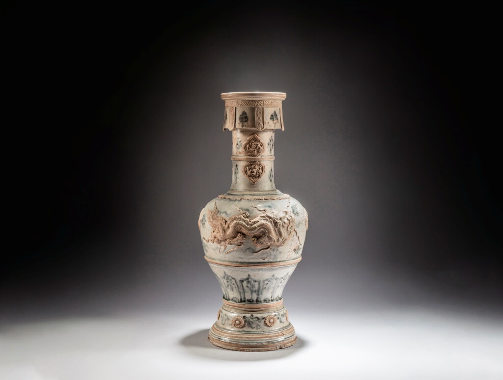 View full screen - View 1 of Lot 239. An important blue and white appliqué-decorated 'dragon' lamp stand, Vietnam, Lê dynasty, dated to the second year of Vĩnh Trị, corresponding to 1677 | 越南 黎朝 永治二年(1677年) 青花貼龍紋燈架 《范千財造》款.