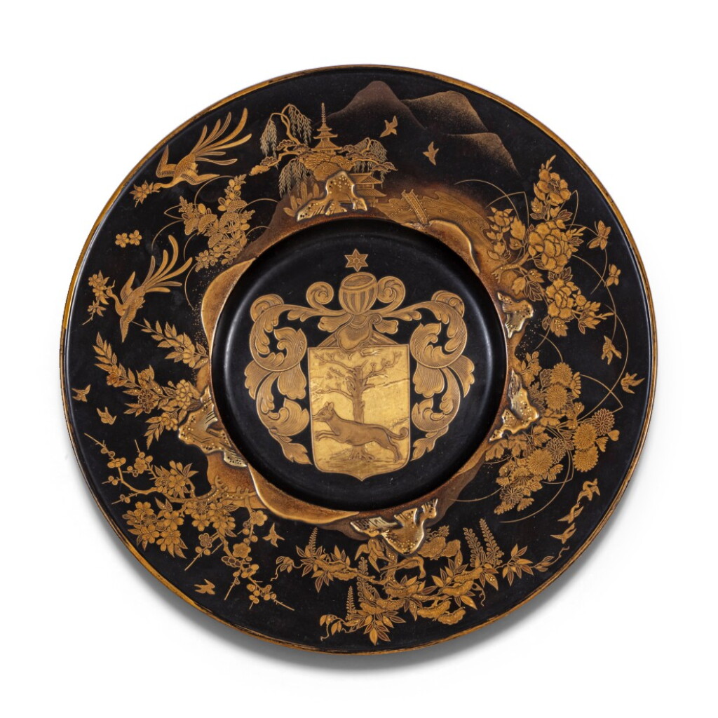 View full screen - View 1 of Lot 259. Rare plat armorié en laque Japon, époque Edo, XVIIE siècle | 日本 江戶時期 十七世紀 平蒔繪花鳥樓閣徽章紋折沿盤 | A rare lacquer armorial dish, Japan, Edo period, late 17th century.