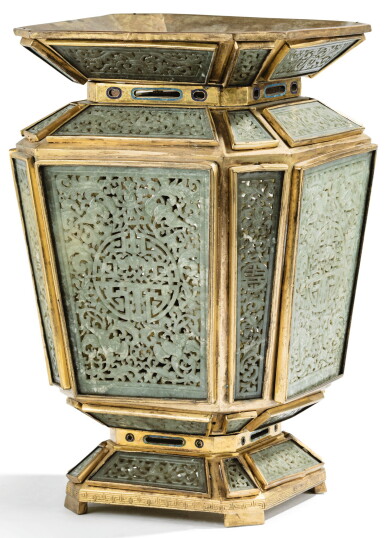View full screen - View 1 of Lot 33. RARE LANTERNE EN MÉTAL DORÉ ET PLAQUES EN JADE CÉLADON AJOURÉ DYNASTIE QING, XVIIIE-XIXE SIÈCLE | 清十八至十九世紀 金屬嵌青白玉透雕福壽紋宮燈 | A rare jade-inset gilt-metal lantern, Qing Dynasty, 18th/19th century.