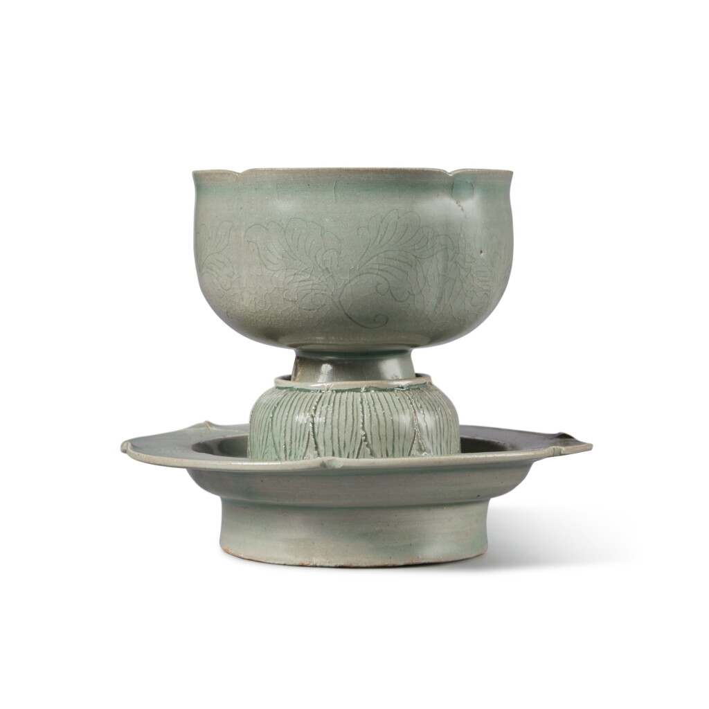 View full screen - View 1 of Lot 516. A large Korean celadon-glazed cup and a stand, Goryeo dynasty | 高麗王朝 青釉盞配盞托.