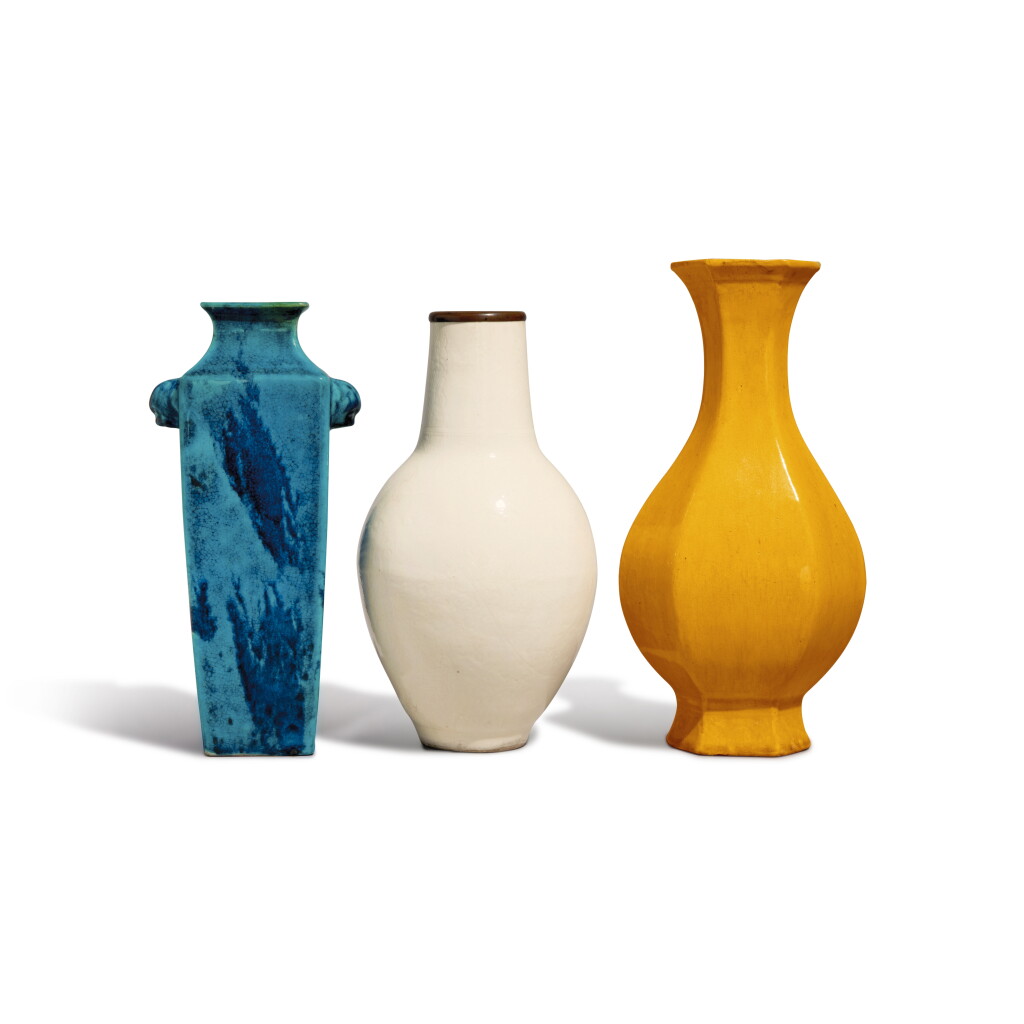 全萤幕检视 - 查看115A group of three monochrome-glazed vases | 單色釉瓷一組三件的1