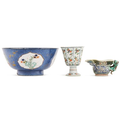 View full screen - View 1 of Lot 64. A group of three famille-verte wares, Qing dynasty, Kangxi period | 清康熙 五彩獸耳盃、五彩花卉紋高足盃 及 灑藍地五彩開光鳳凰牡丹紋盌 一組三件.