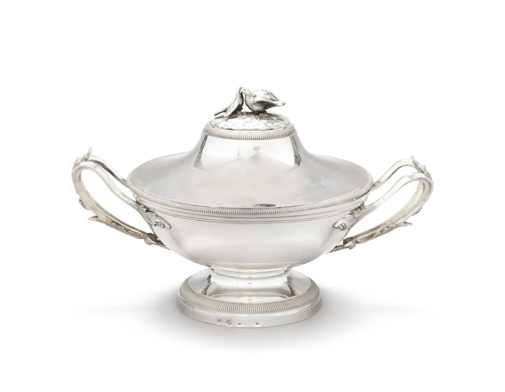 View full screen - View 1 of Lot 82. A small circular silver covered soup tureen, Jean-Pierre Charpenat, Paris, 1787-1789 | Petite soupière couverte ronde en argent par Jean-Pierre Charpenat, Paris, 1787-1789.