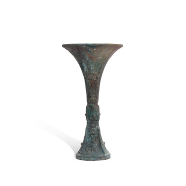View full screen - View 1 of Lot 709. A bronze reticulated ‘beast mask’ ritual wine vessel, gu, Late Shang dynasty | 商晚期 青銅鏤空獸面紋觚.