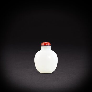 View full screen - View 1 of Lot 6937. A white jade snuff bottle, Qing dynasty, 18th century | 清十八世紀 白玉光素鼻煙壺.